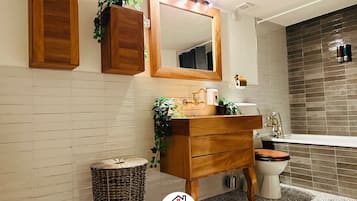 Séchoir à cheveux, serviettes fournies, savon, shampooing