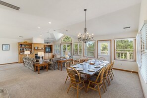 Dining - Oceanside 6 BR Corolla home with pool & hot tub! (Corolla)