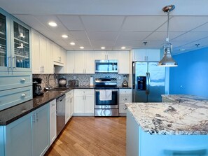 Refrigerador, microondas, horno y parrilla de estufa