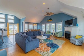 Smart-TV, peis, DVD-spiller og stereoanlegg