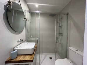 Dusche, Haartrockner, Handtücher, Toilettenpapier