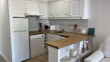 Een koelkast, een microgolfoven, een vaatwasser