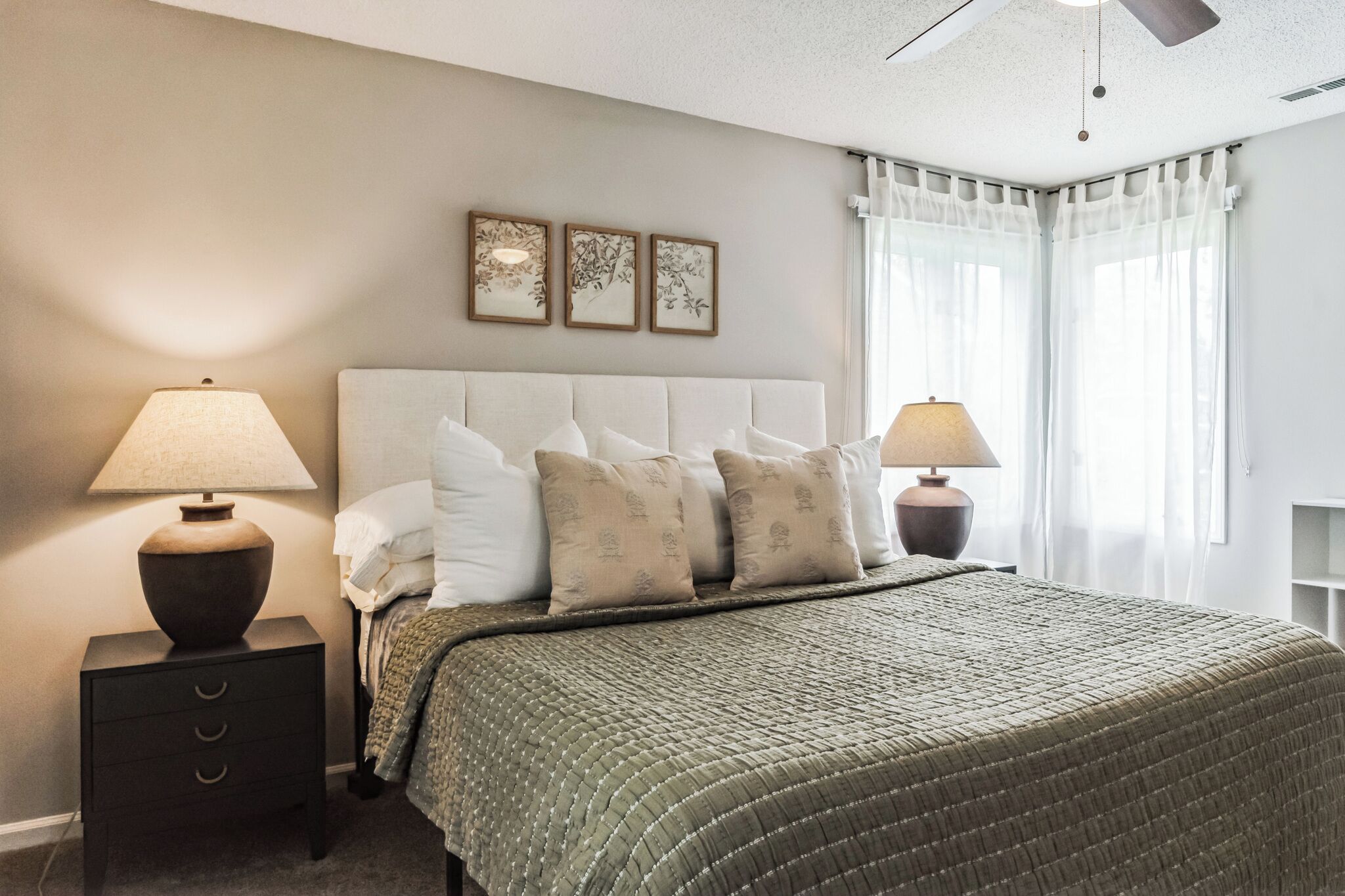 4 habitaciones, tabla de planchar con plancha, wifi y ropa de cama 