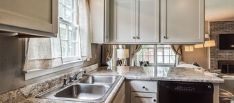 4 BR: 2 King Beds! 5 min from Main Gate, Sleeps 8!