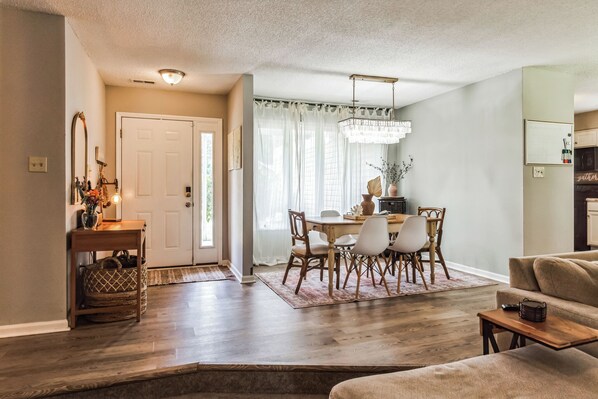 Interior - 4 BR: 2 King Beds! 5 min from Main Gate, Sleeps 8! (Jacksonville)