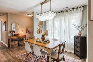 Dining - 4 BR: 2 King Beds! 5 min from Main Gate, Sleeps 8! (Jacksonville)