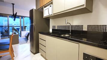 Basic Apartment | Private kitchen | Microwave, cookware/dishes/utensils