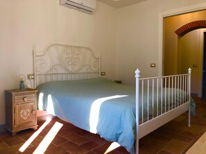 1 dormitorio, cuna de viaje, ropa de cama