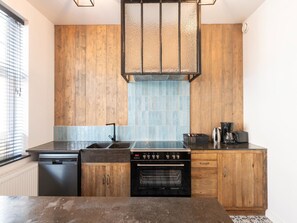 Casa | Cuina privada | Cafetera i tetera, bullidora elèctrica i trona 