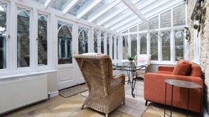 Exterior - The Stow Secret Cottage - Breathtaking 5bdr Cottage With Parking + Garden (Cheltenham)