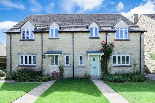 Exterior - The Stow Secret Cottage - Breathtaking 5bdr Cottage With Parking + Garden (Cheltenham)