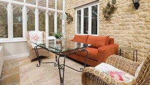 Exterior - The Stow Secret Cottage - Breathtaking 5bdr Cottage With Parking + Garden (Cheltenham)