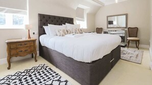 Cottage (5 Bedrooms) | Exterior - The Stow Secret Cottage - Breathtaking 5bdr Cottage With Parking + Garden (Cheltenham)