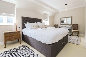 Cottage (5 Bedrooms) | Exterior - The Stow Secret Cottage - Breathtaking 5bdr Cottage With Parking + Garden (Cheltenham)