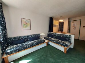 Living area - 300m from resort center, 3rd floor, view resort, balcony, ski locker, 24m², Montchavin La Plagne (Bellentre)