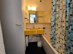 Bathroom - 300m from resort center, 3rd floor, view resort, balcony, ski locker, 24m², Montchavin La Plagne (Bellentre)