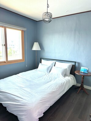 Classic dubbelrum eller tvåbäddsrum - utsikt mot stranden (non-Korean nationals only) | Mörkläggningsgardiner och gratis wi-fi