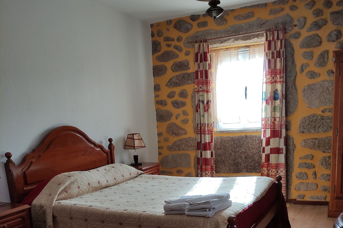 Casa de campo tradicional, 2 habitaciones, chimenea, junto a la montaña | 2 habitaciones, decoración personalizada, muebles diferentes y cunas