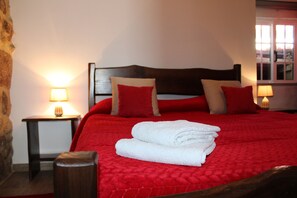 Traditional Cottage, 1 King Bed, Balcony, Mountain View