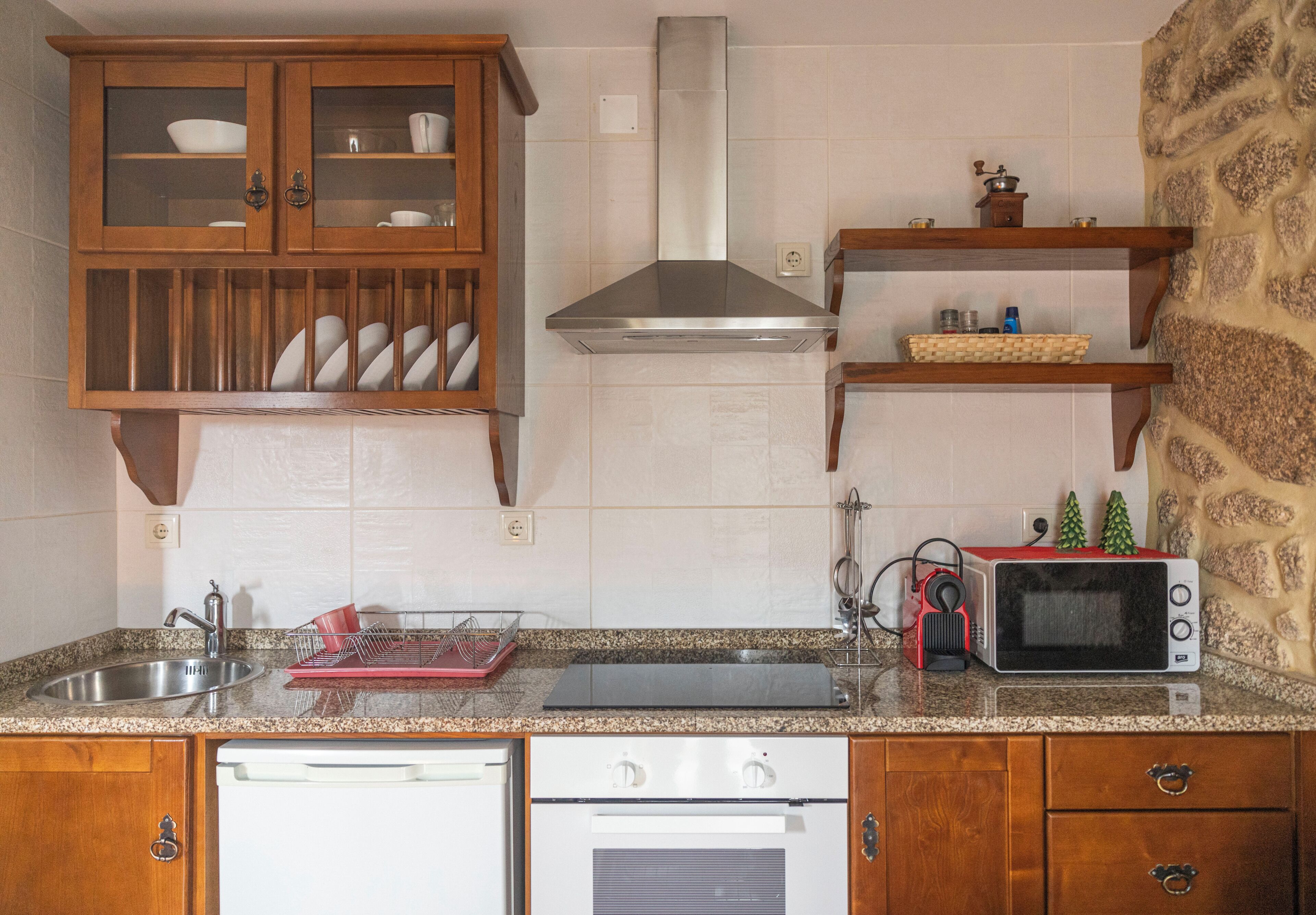 Traditionell stuga - 1 kingsize-säng - balkong - utsikt mot bergen | Eget kök | Espressobryggare, vattenkokare och matbord