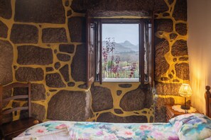 Chaumière traditionnelle, 2 chambres, foyer, vue sur la montagne | Décor unique, ameublement unique, lit de bébé (supplément)