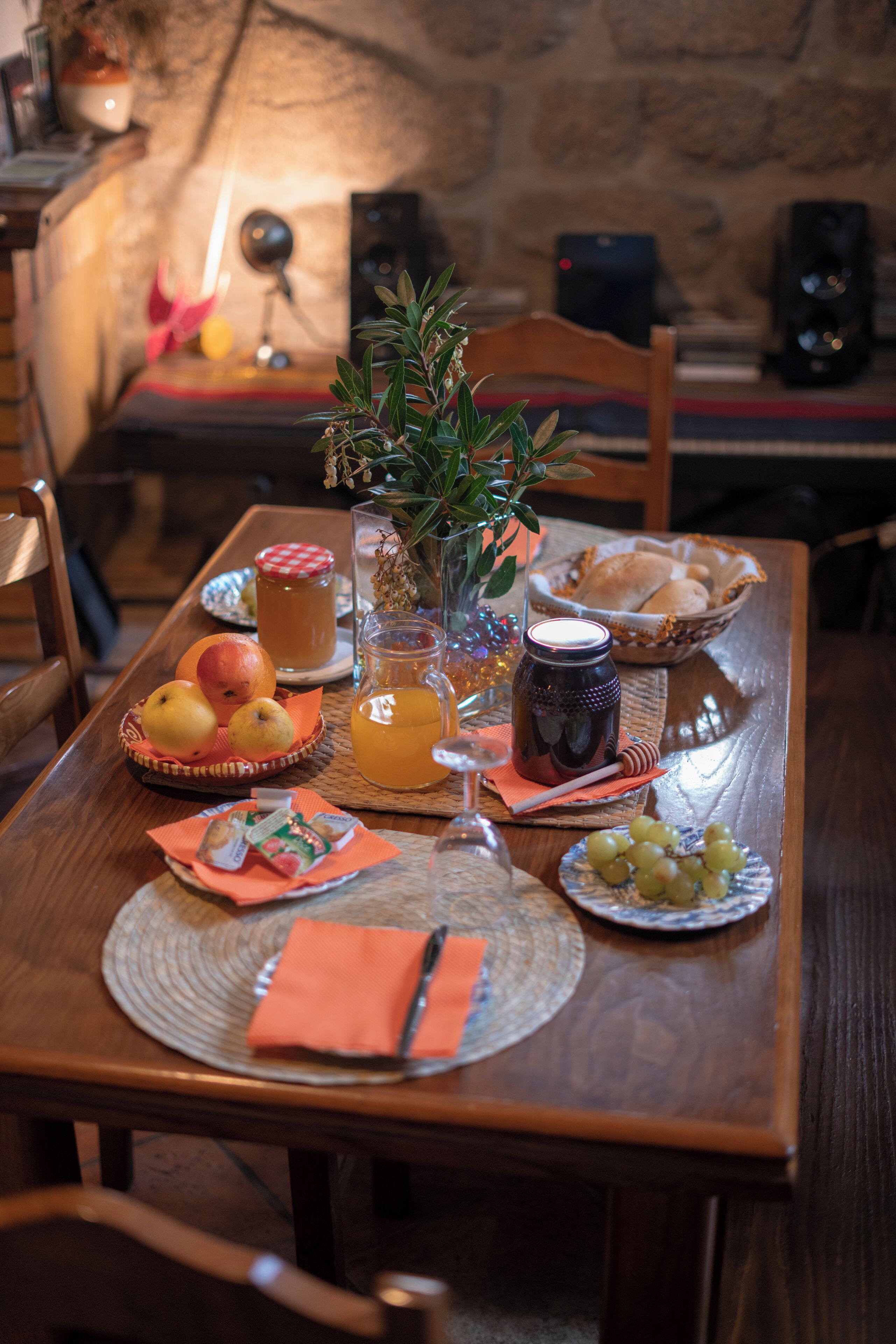 Daily continental breakfast (EUR 7 per person)