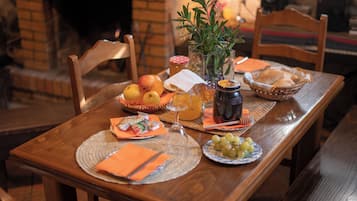 Daily continental breakfast (EUR 7 per person)