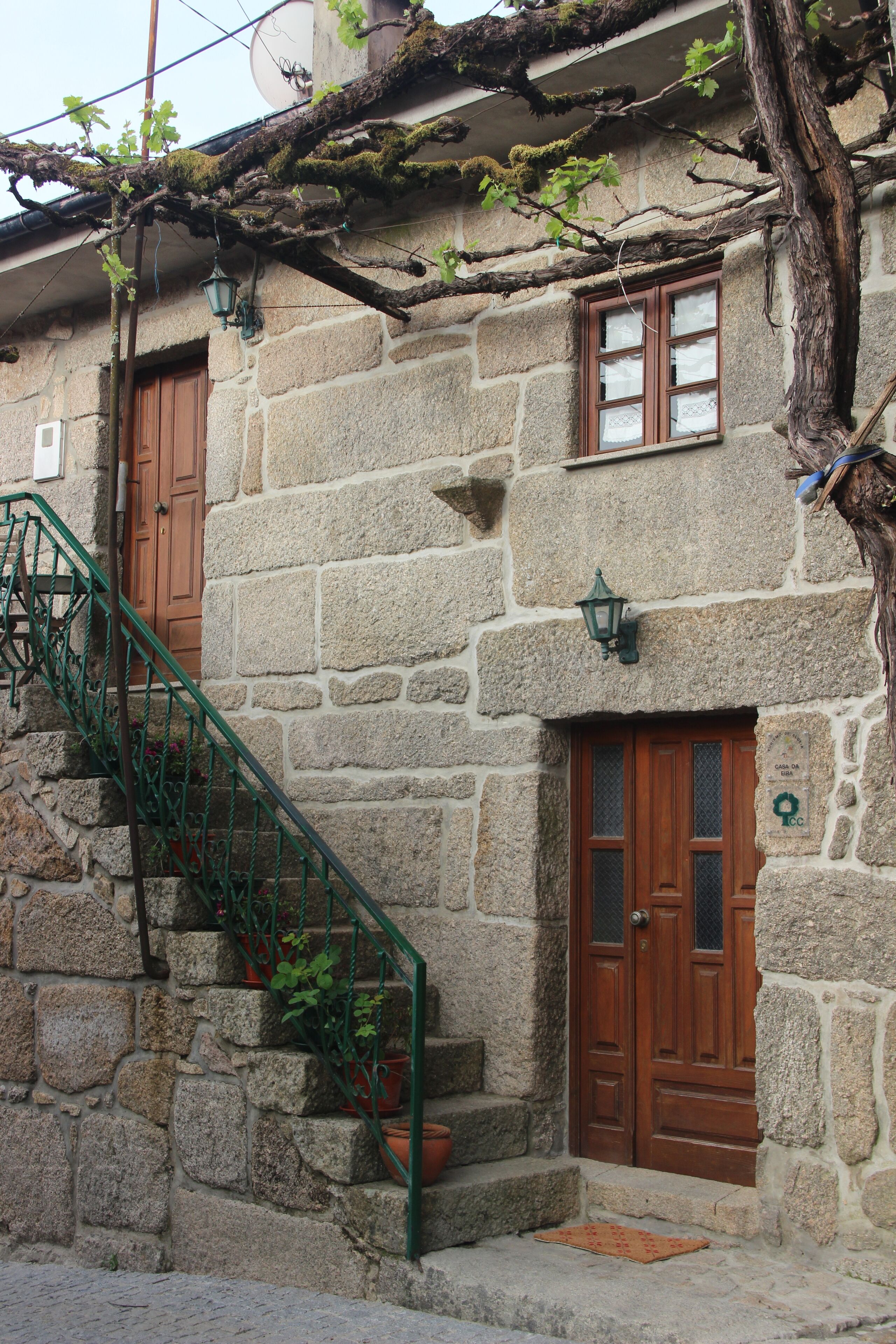 Vista frontal de la propiedad