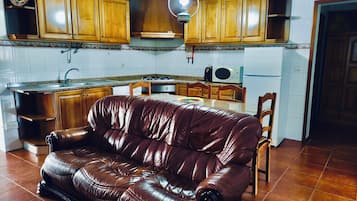 Traditional Cottage, 2 Bedrooms, Fireplace, Mountainside | Living area