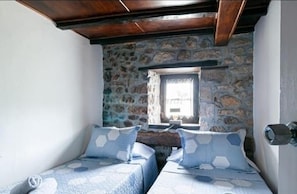 3 chambres, fer et planche à repasser, draps fournis