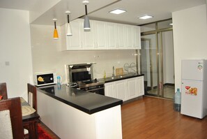 Geladeira, micro-ondas, cooktop, chaleira elétrica