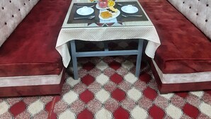بوفيه فطور مجانًا يوميًا