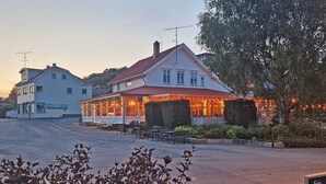 A waterfront restaurant with outdoor seating and a view of the water. - 6 Person Holiday Home in Skjaerhalden (Hvaler)