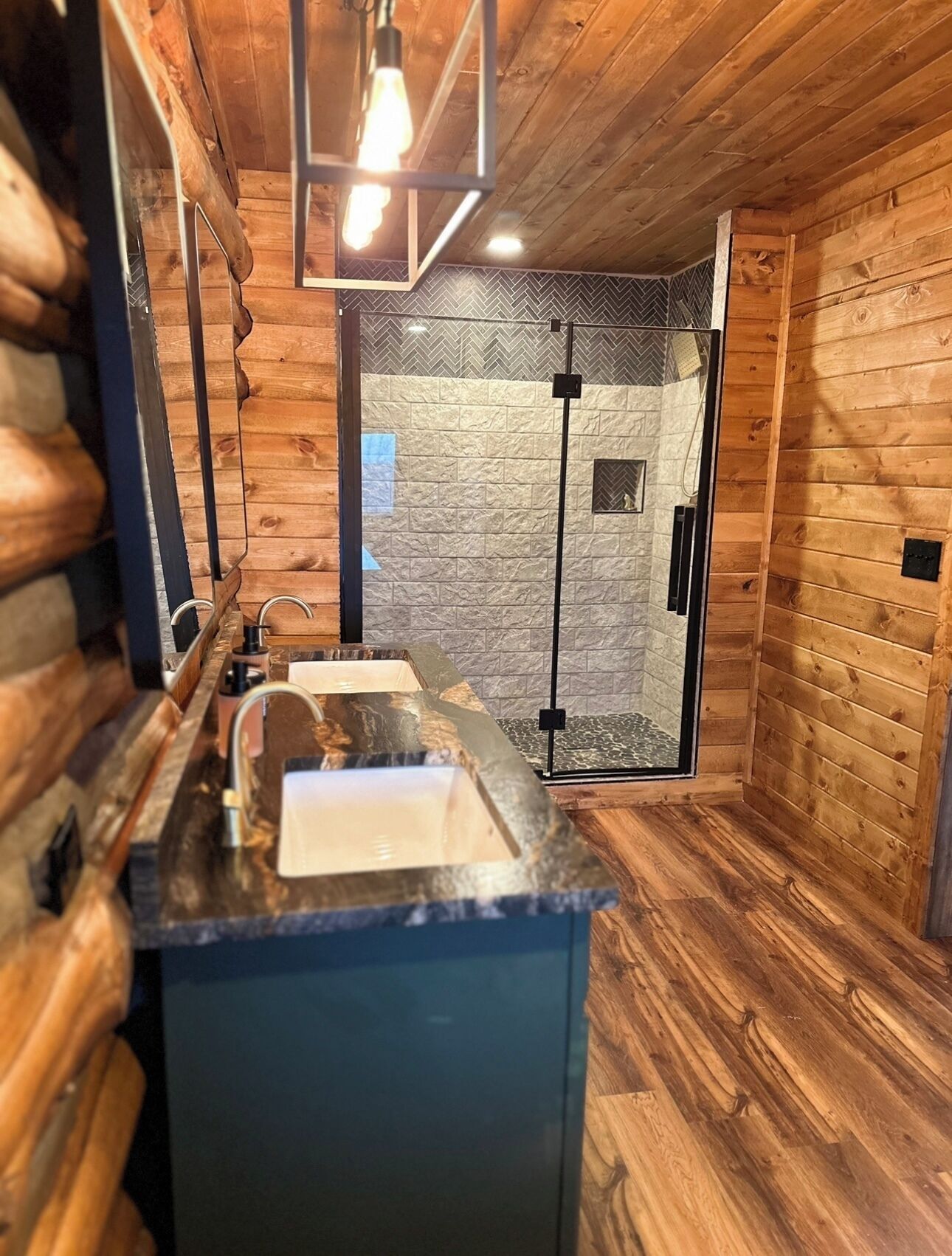 مجففات شعر، مناشف، صابون، ورق حمّام