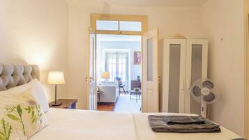 2 camere, una scrivania, ferro/asse da stiro, culla da viaggio