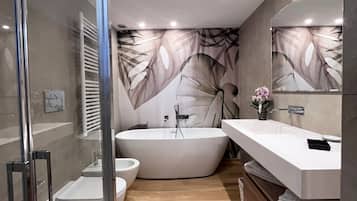 Luxury Suite, 1 Queen Bed, City View | Bathroom