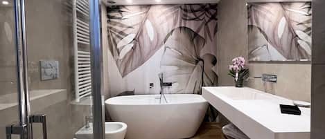 Luxury Suite, 1 Queen Bed, City View | Bathroom