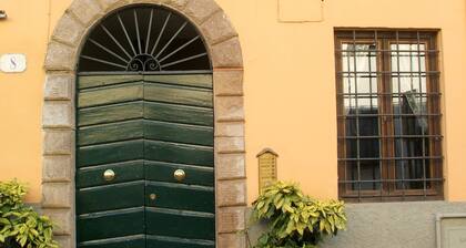 Lucca Central Garden Cottage