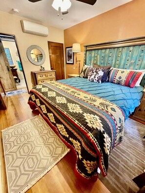 1 habitación, tabla de planchar con plancha, wifi gratis y ropa de cama