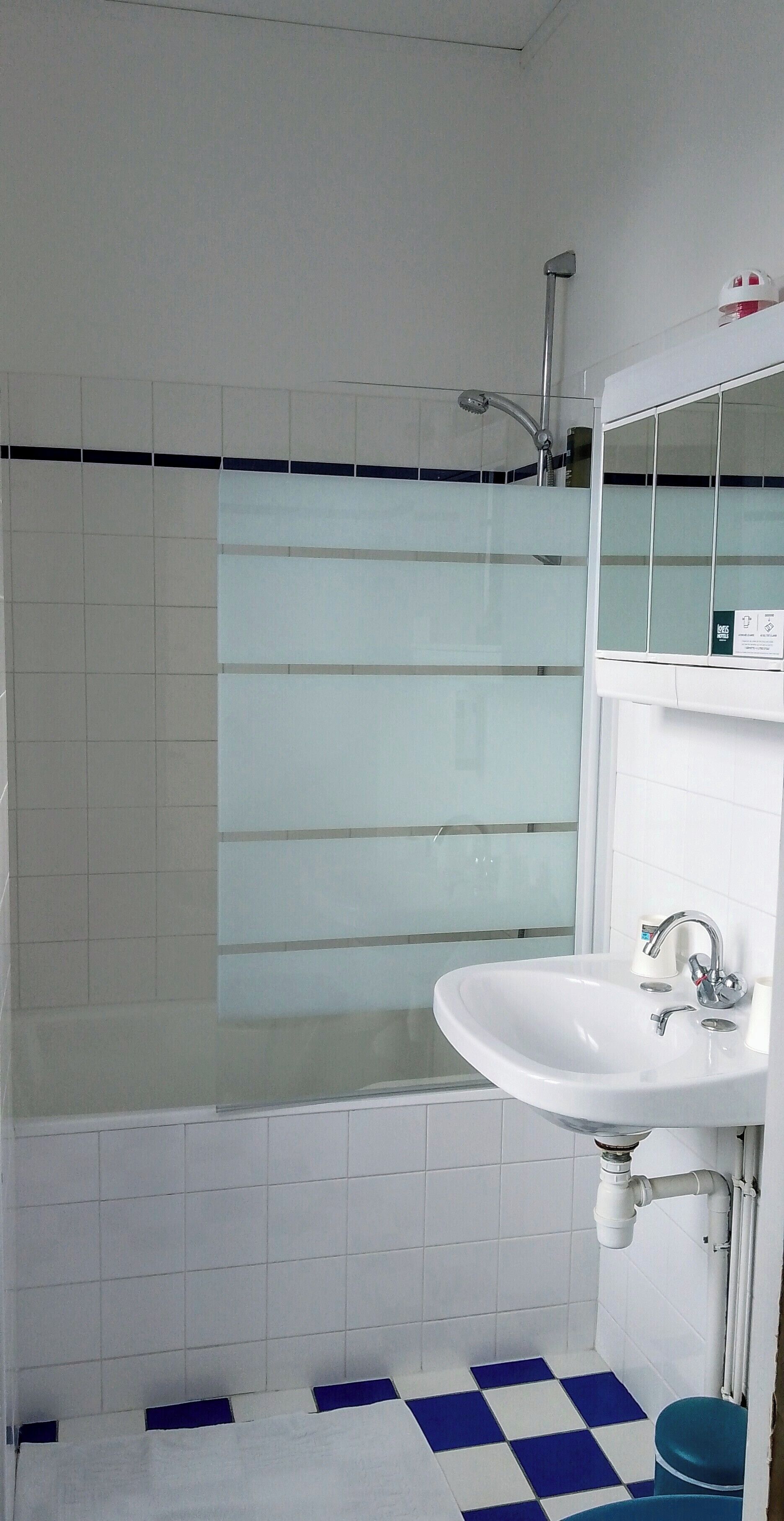 Tweepersoonskamer, uitzicht op de stad | Badkamer | Gratis toiletartikelen, een haardroger