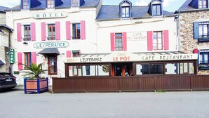 A building with a sign for 'HOTEL L'ESPERANCE' and 'LE POT CAFE RESTAURANT'. - Hotel Restaurant L'Esperance (Saint-Cast-le-Guildo)
