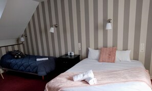 Quadruple Room | Desk, laptop workspace - Hotel Restaurant L'Esperance (Saint-Cast-le-Guildo)