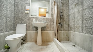 Standard Studio | Bathroom | Shower, free toiletries, hair dryer, towels