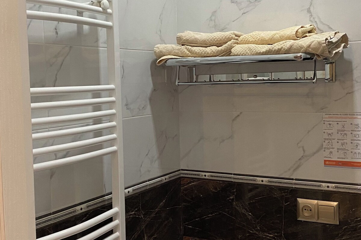 Badezimmer | Dusche, kostenlose Toilettenartikel, Haartrockner, Handtücher