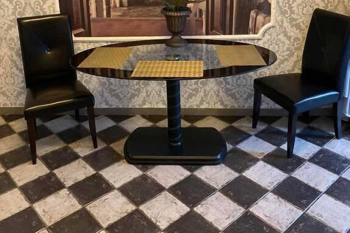 Estudio estándar | Área de sala de estar | Televisión de pantalla plana de 17 pulgadas con canales por cable