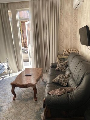 스탠다드 스튜디오 | 거실 공간 | 케이블 채널 시청이 가능한 17인치 평면 TV