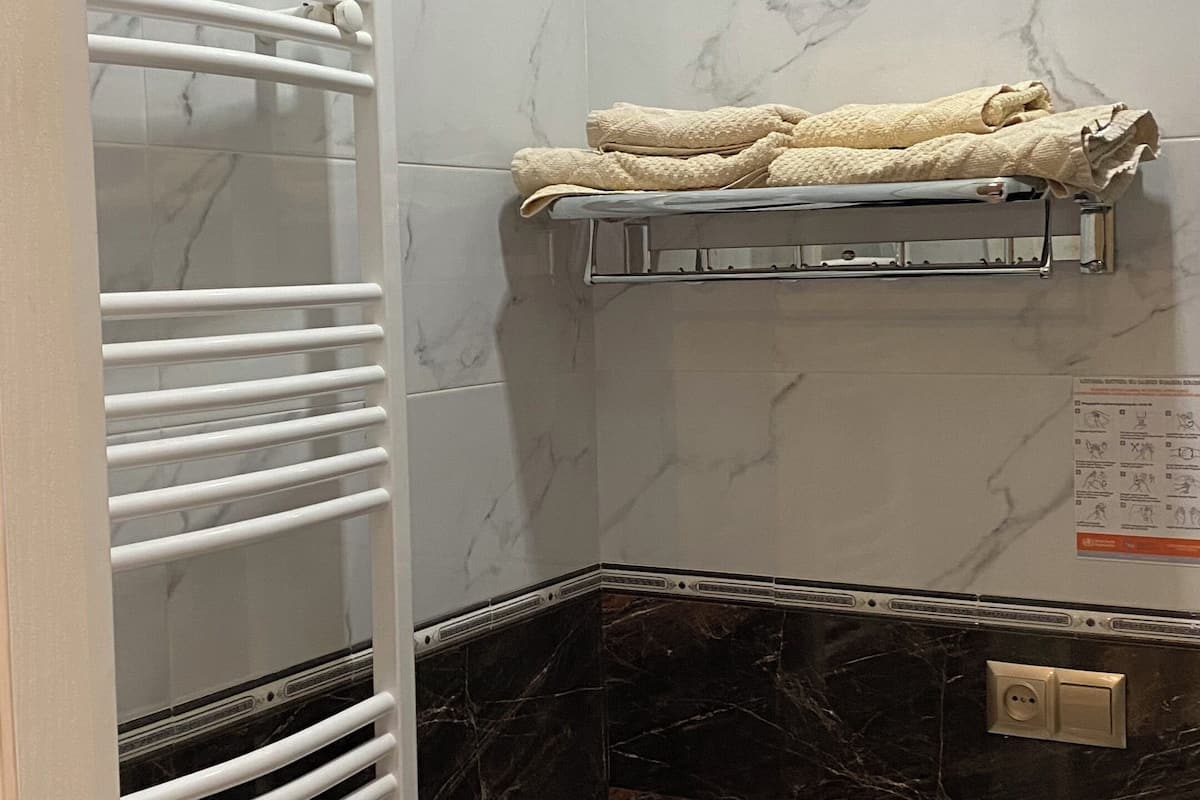 Baño | Regadera, amenidades de baño gratuitas, secadora de cabello, toallas