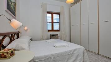 House | 2 bilik tidur, cadar katil