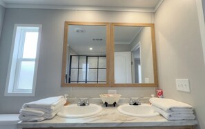 Shower, hair dryer, towels, soap - Charming new Texoma getaway!
3 bedroom 2 bath (Kingston)