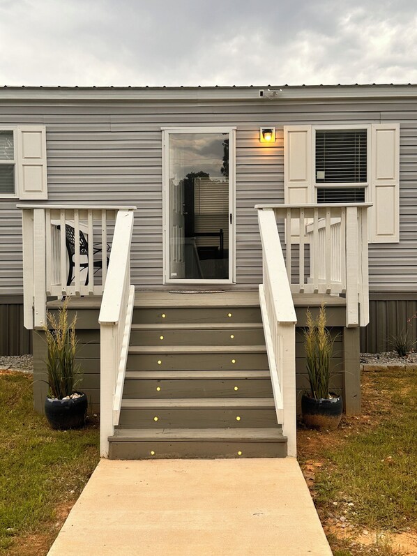 Exterior detail - Charming new Texoma getaway!
3 bedroom 2 bath (Kingston)
